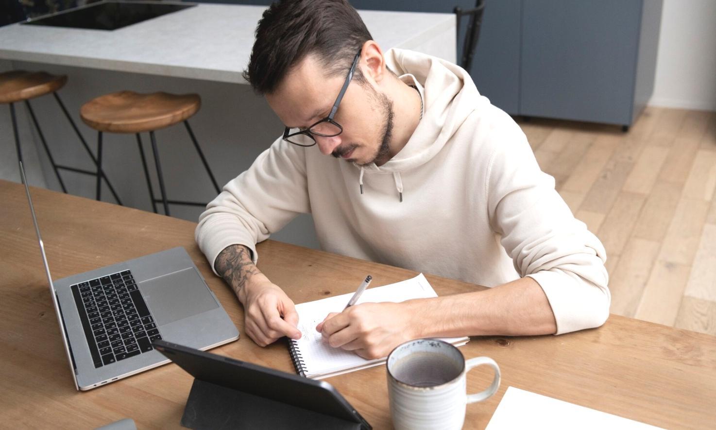 Persona trabajando en estrategias financieras creativas
